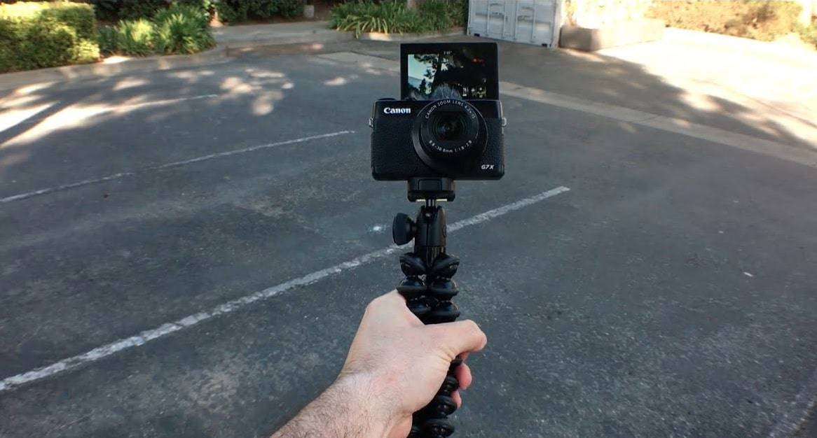 vlogging tripod with camera